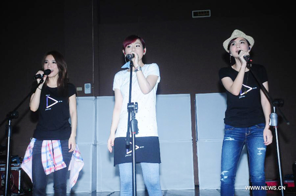 S.H.E celebrate Ella's birthday during final rehearsal for concert