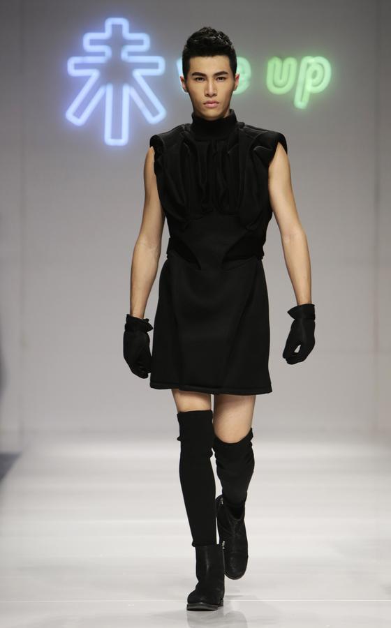 Designers present creations at China Fashion Week<BR>