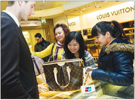 Chinese tourists replace Russians as top shoppers