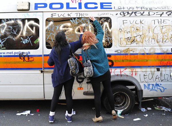 Violence erupts at student protest in London