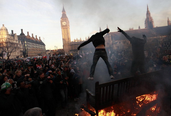 Students, police clash as UK debates tuition hike