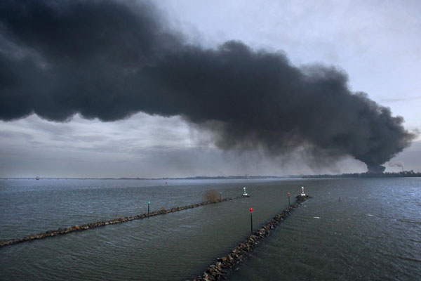 Shipping traffic of Rotterdam hit by fire