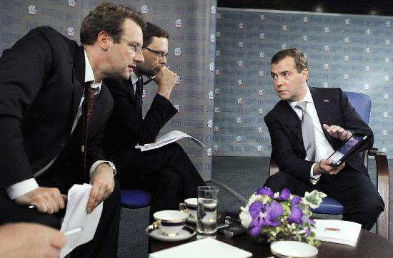 Medvedev says he won't challenge Putin