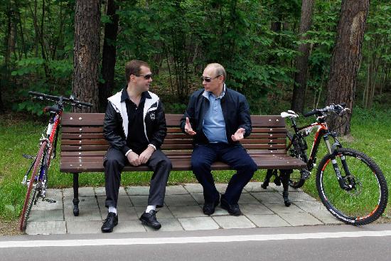 Medvedev says he won't challenge Putin