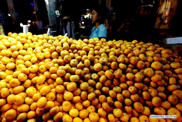 Fruit sellers at roadside in Yangon