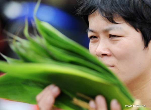 People prepare Zongzi for Dragon Boat Festival