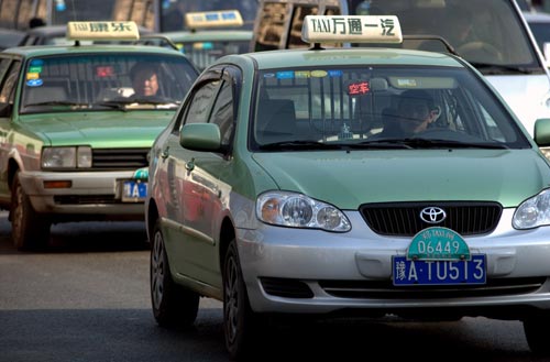 Taxi drivers and officials at stalemate over new work rule