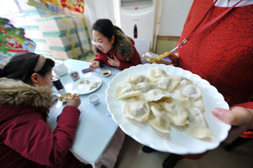 Enjoy dumplings on traditional winter festival