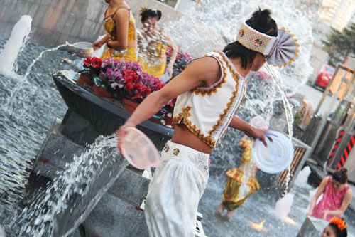 Water Splashing Festival celebrated in Beijing