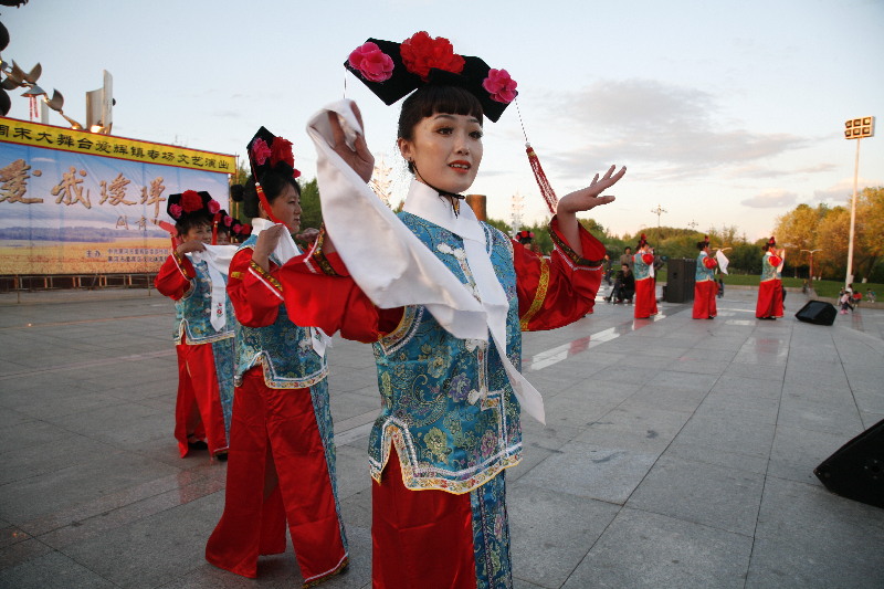 Folk artists perform in traditional costumes of Qing Dynasty