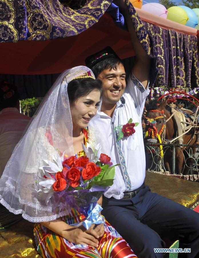 Group wedding ceremony in Xinjiang