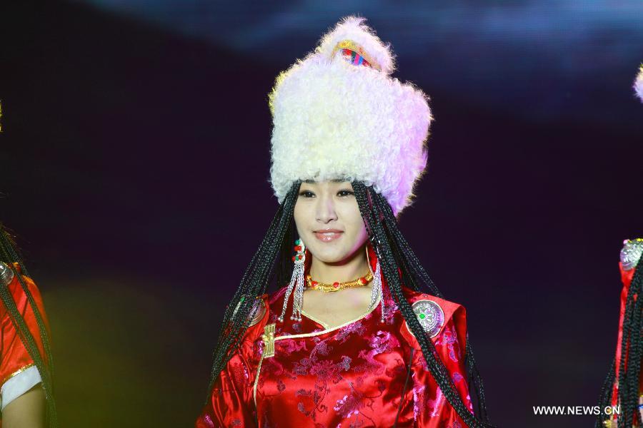 Tibetan ethnic costumes presented at festival