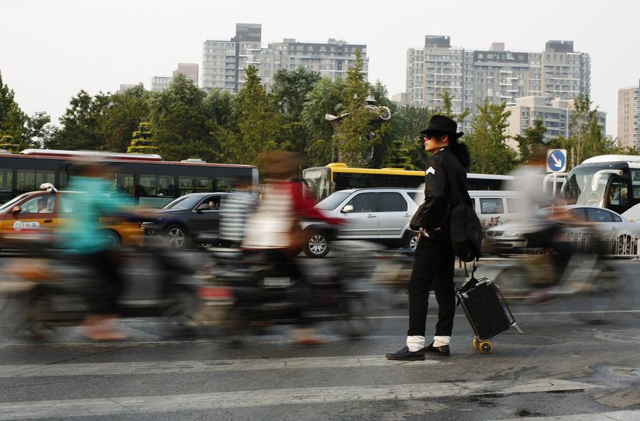 Beijing's MJ impersonator a 'thriller' for crowds