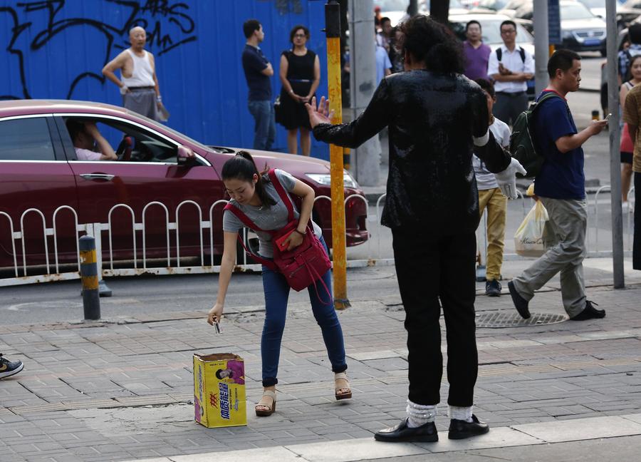 Beijing's MJ impersonator a 'thriller' for crowds