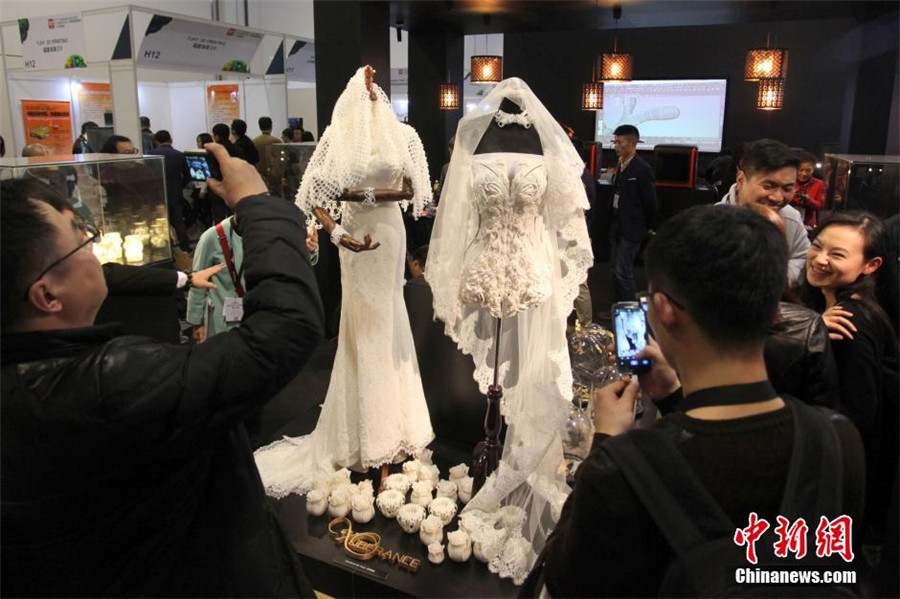 Wedding dresses made by 3D printer attract attention