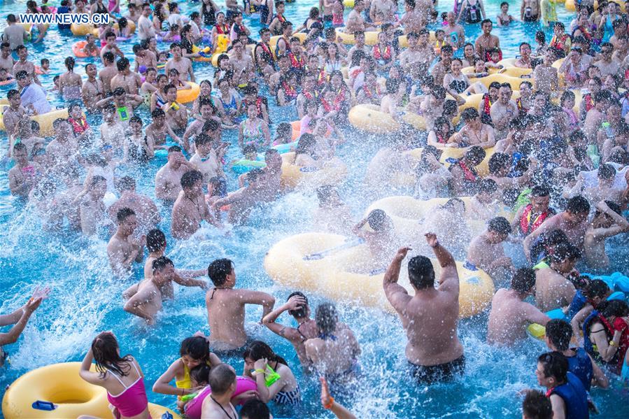 Heat wave drives people to water park in Wuhan