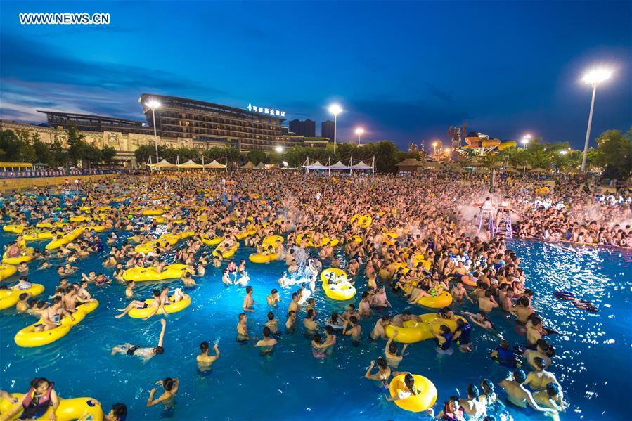 Heat wave drives people to water park in Wuhan
