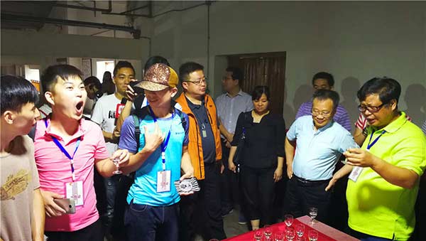 Journalists taste Baiyunbian liquor in Central China