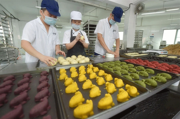 Fuzhou's carp-shaped cakes suit Mid-Autumn Festival best