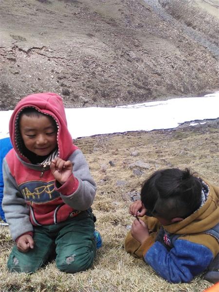 Tibetan children enjoy 'golden worm' holiday