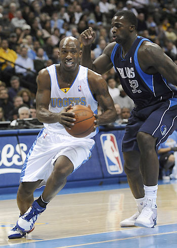 Billups leads in-form Nuggets to win over Spurs