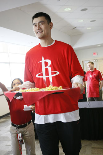 Yao Ming's Thanksgiving treat for kids