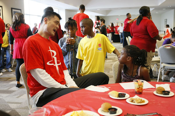 Yao Ming's Thanksgiving treat for kids