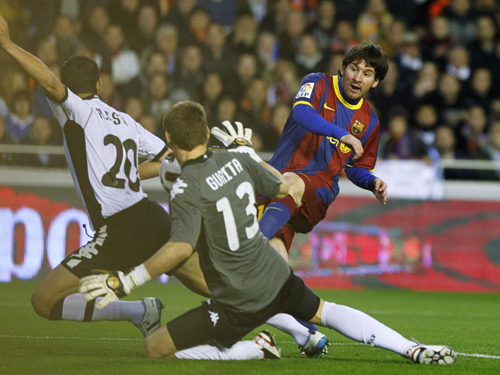Messi grabs late winner for Barca at Valencia