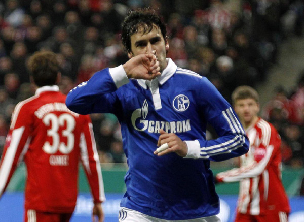 Raul sends Schalke 04 to final