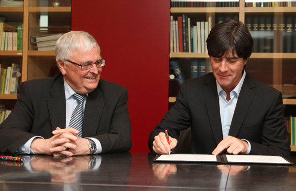 Germany coach Loew extends contract through 2014