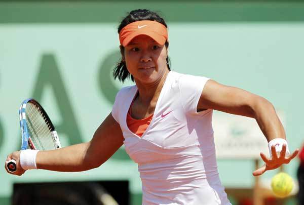China's Li finally finds feet on clay at French Open