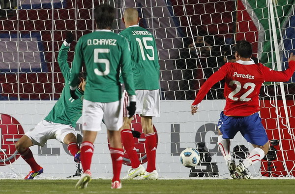 Chile beats Mexico 2-1 on second-half goals