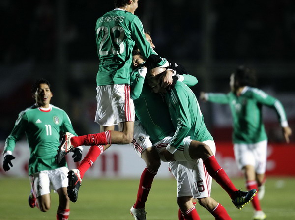 Chile beats Mexico 2-1 on second-half goals