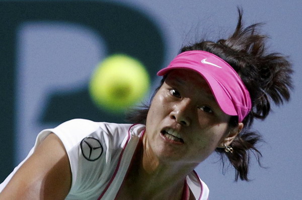Stosur thrashes Li to reach WTA Championships semis