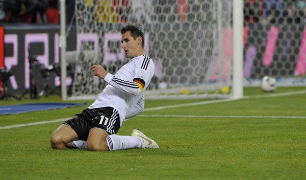 Klose closes on record as Germans crush Dutch