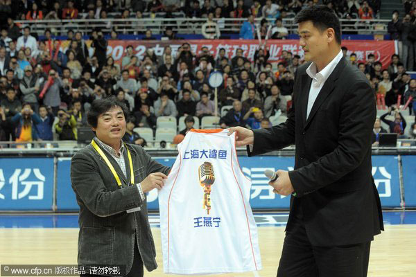Senior commentator gets jersey from Yao Ming