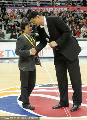 Senior commentator gets jersey from Yao Ming
