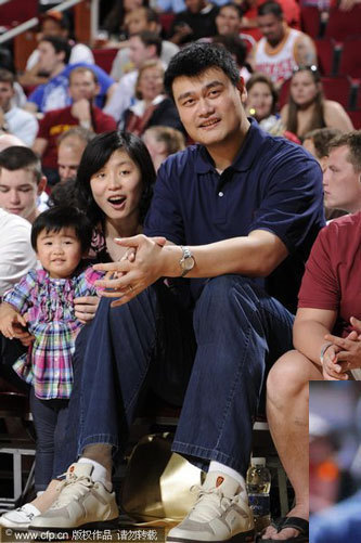 Yao watches Rockets games with wife and daughter