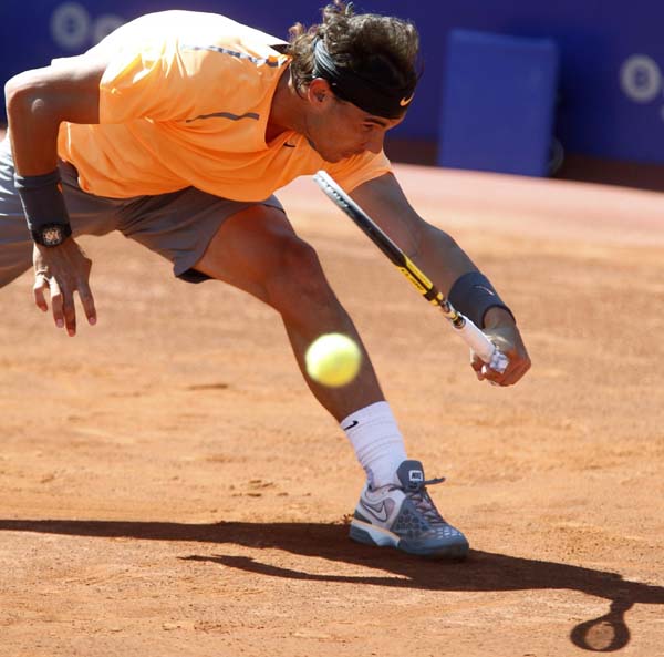 Below-par Nadal makes Barcelona quarter-finals