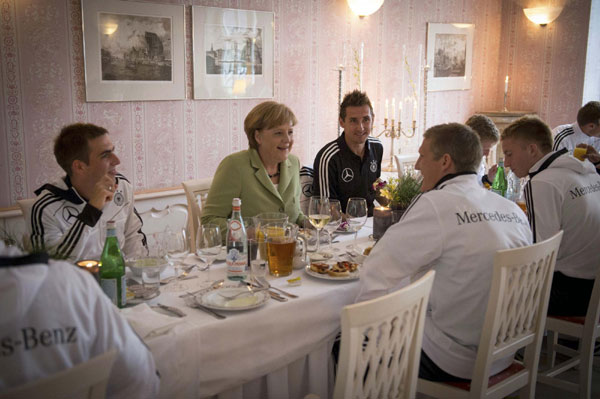 German Chancellor has dinner with soccer team