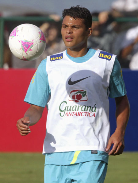 Paris Saint-Germain signs Brazilian defender Silva