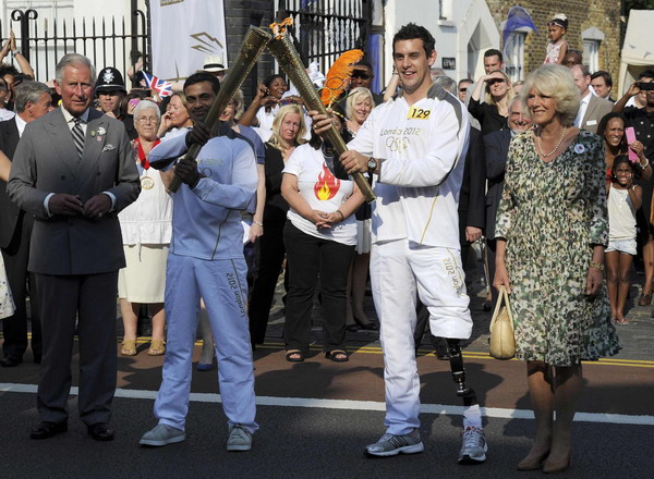 Olympic torch relay continues in London