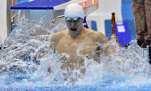 Sun Yang breaks world record in 1,500 meters freestyle