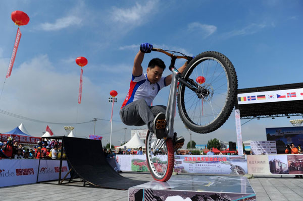 Cyclists bring their tricks to NE China