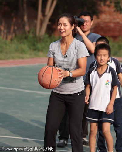 Li Na serves a gift of love to street kids