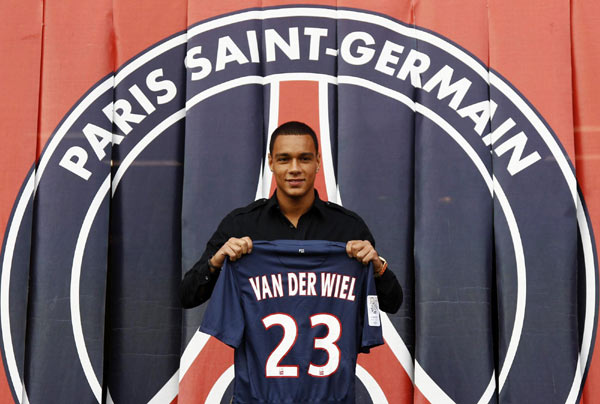 Van der Wiel moves to Paris St Germain on 4-year contract