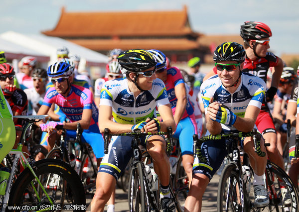 World-class cyclists ride around Beijing
