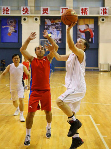 Premier Wen shows off his basketball skills