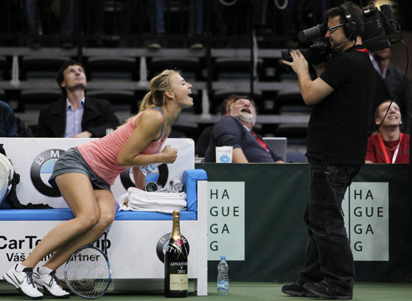 Sharapova shows off humor charisma in exhibition game