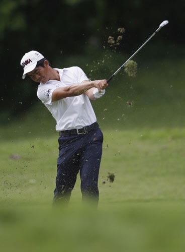 Chapchai stays calm to claim first-round lead in Singapore